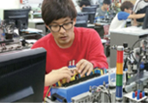 학생이 전자조립을 하고 있는 모습의 이미지